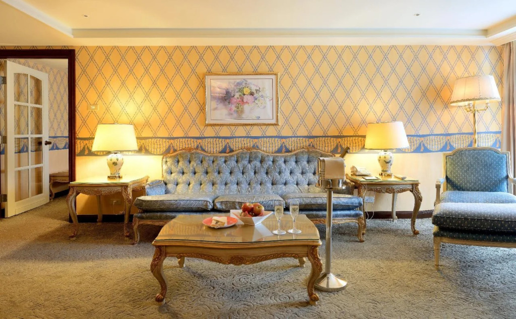 Le Midi Hotel Chitou