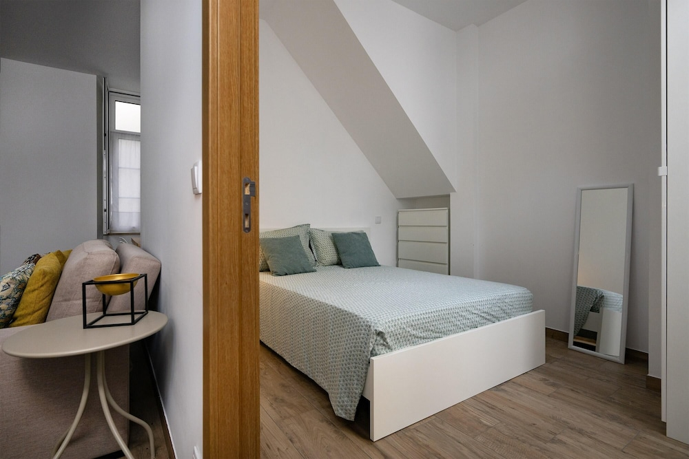 Red Door Flat by Trip2Portugal