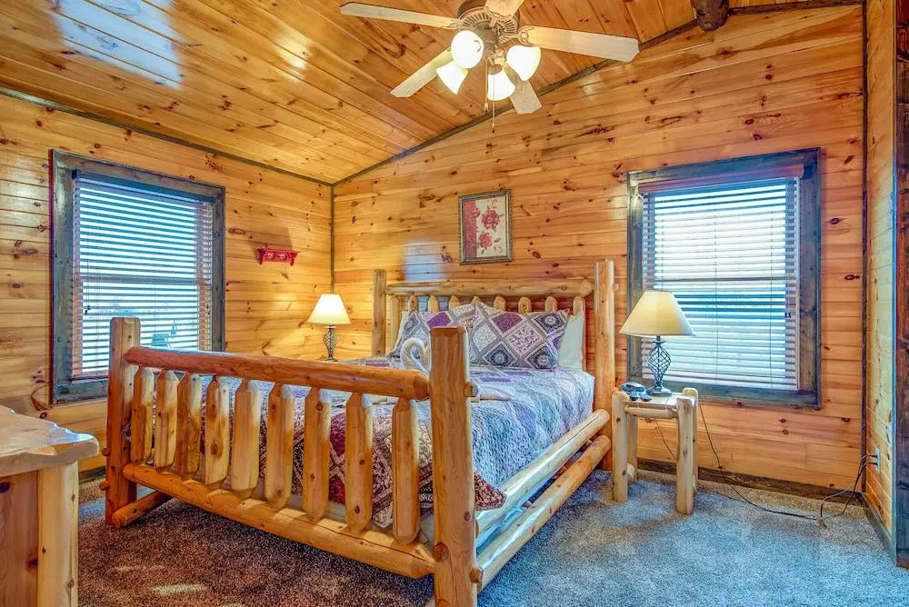Standing Bear Lodge - Five Bedroom Cabin