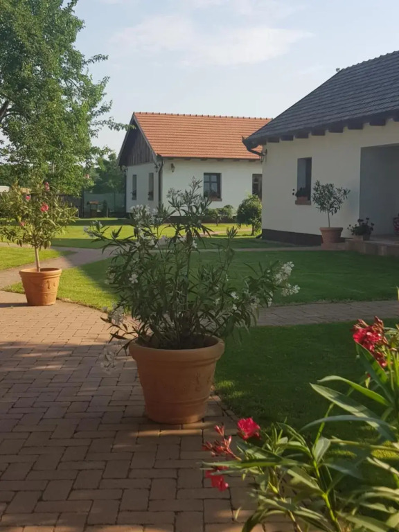 Tóth Vendégház és Apartmanház Újfehértó