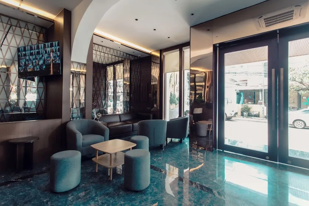 Riverside Hotel