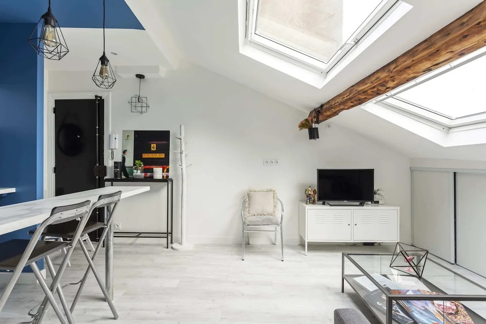 Modern and Intimate Apartment 2 Mins From the Metro