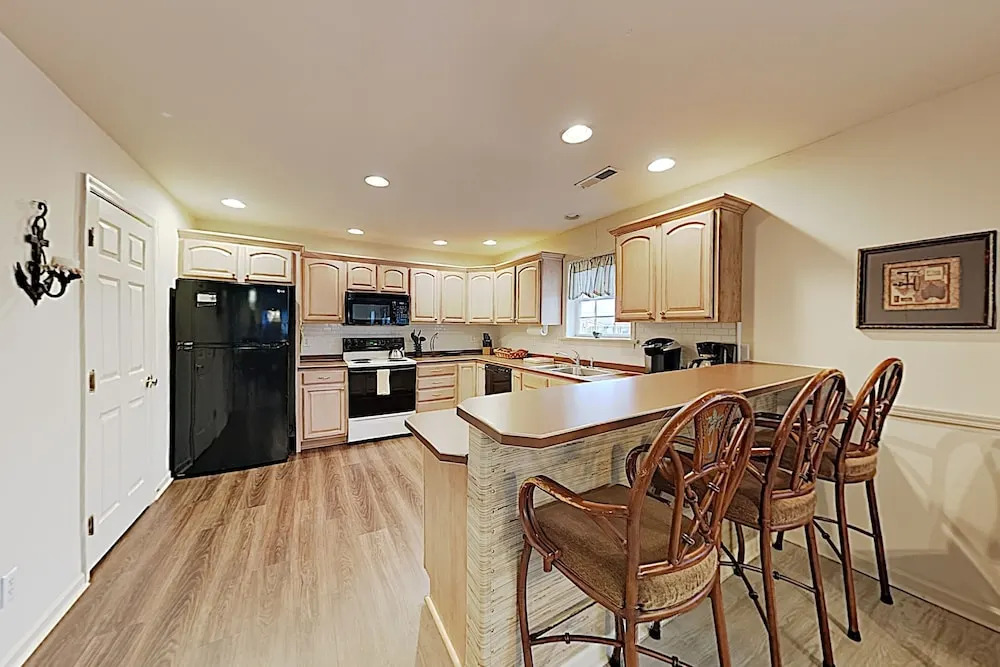 New Listing! Canalfront All-suite: Steps To Beach 5 Bedroom Home