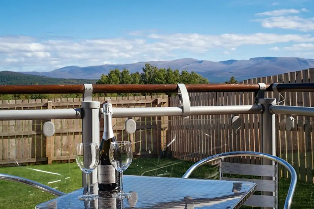 Snowmass Lodge - hot tub in Aviemore