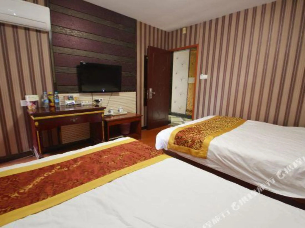 Lanwan Qingxiang Hotel (Fenghuang West Street Yunjin Road Subway Station)