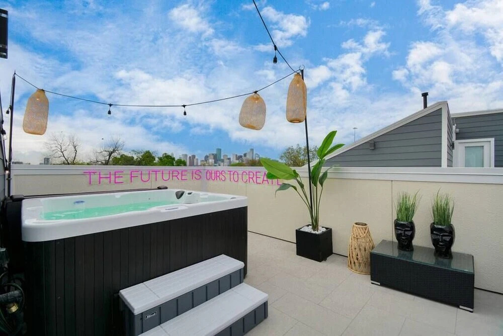 Paradise Palace Best Rooftop in HTX w Hot Tub