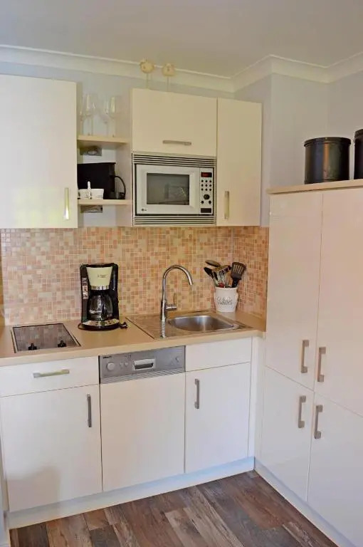 Geschmackvoll ausgestattete 2-Zimmer-Wohnung im EG eines typischen Reetdachhauses