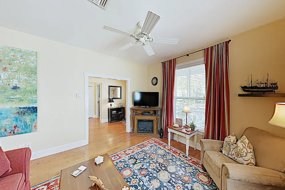 New Listing! the Sea Turtle Inn Uptown Gem 2 Bedroom Home