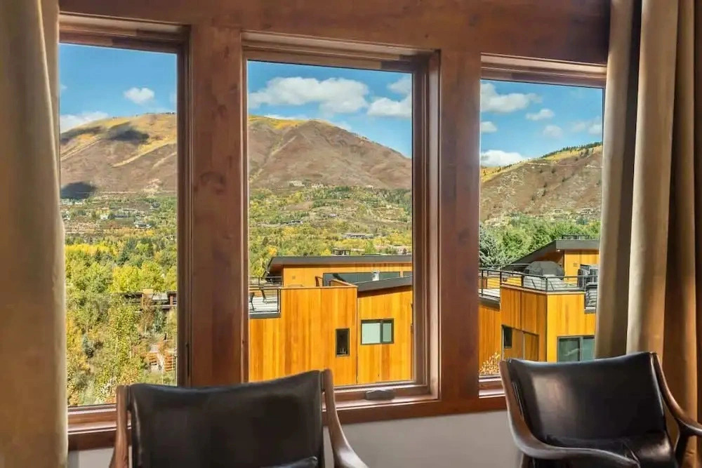 Snowline Lodge 4BR Home With Hot Tub, Pool & BBQ