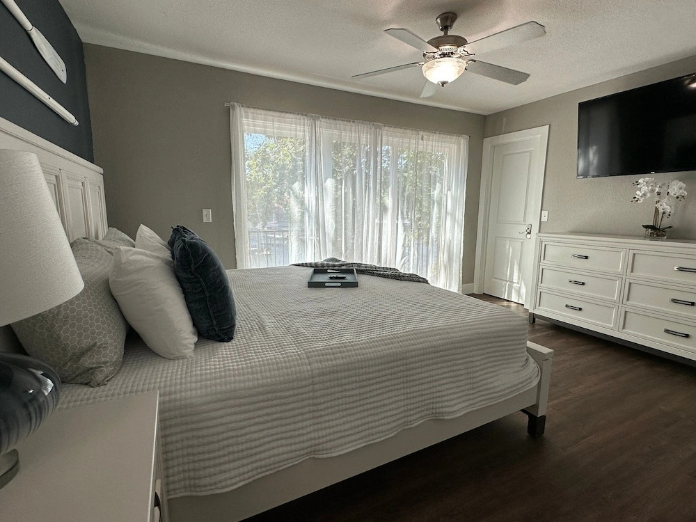 Our Cove Retreat - Perfect for Swimming, Tanning & Prime Location Fun