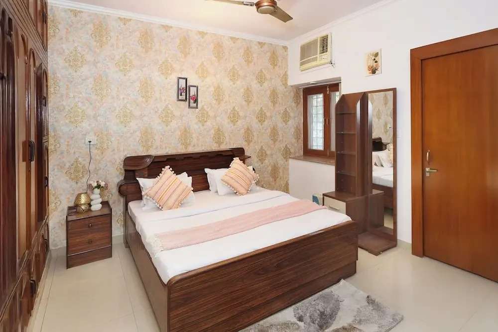 Amber Crest by Redolive10min ~airportdelhi2bhk