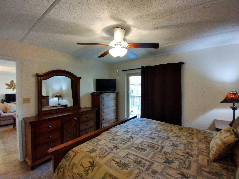Beachview 208 Minium 2 Bedroom Condo by RedAwning