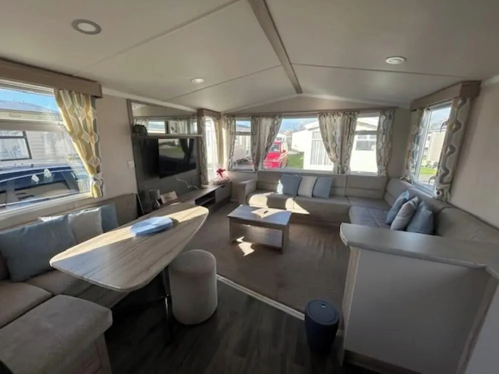 Modern 3-bedroom Caravan Near Beach at T