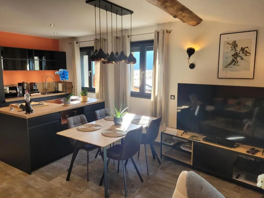 gîte du ruisseau 80m2, maison entière au calme, 2 chambres 2 salles de bain avec terrasse et garage