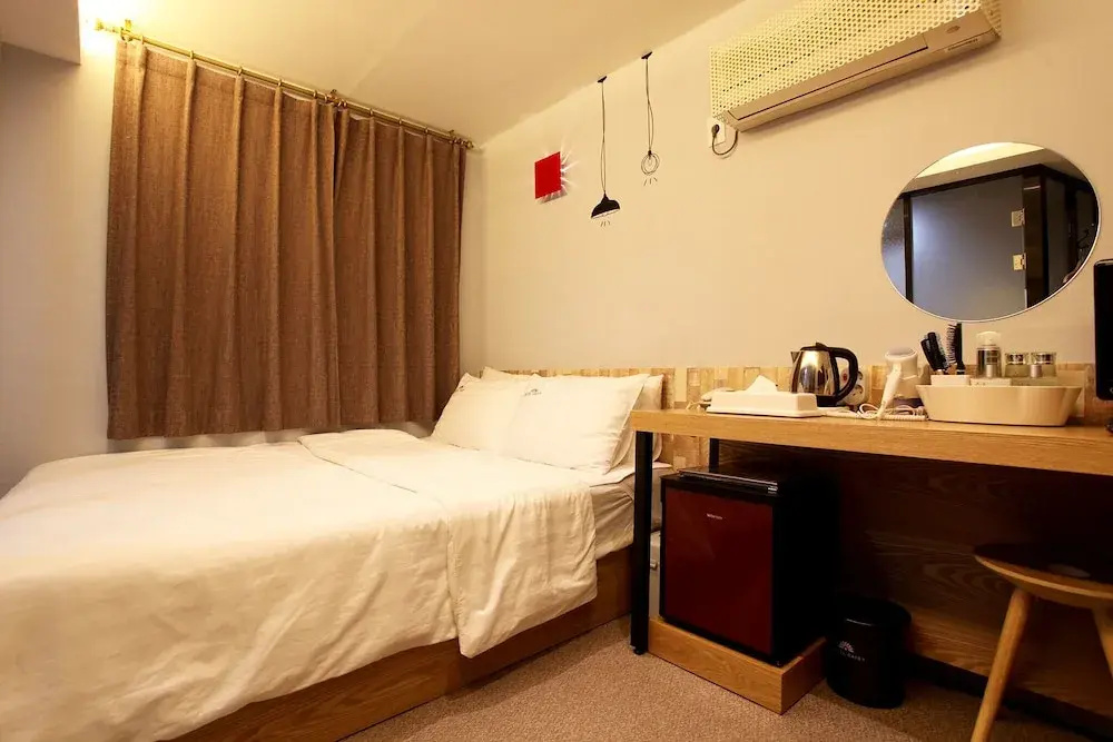 Sinchon Local Friends Hotel
