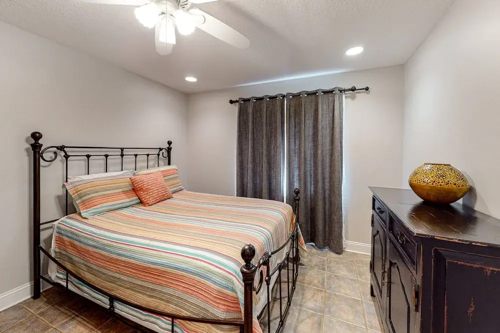 Beautiful Home With Modern Conveniences - Close to the Beach, Dogs Welcome