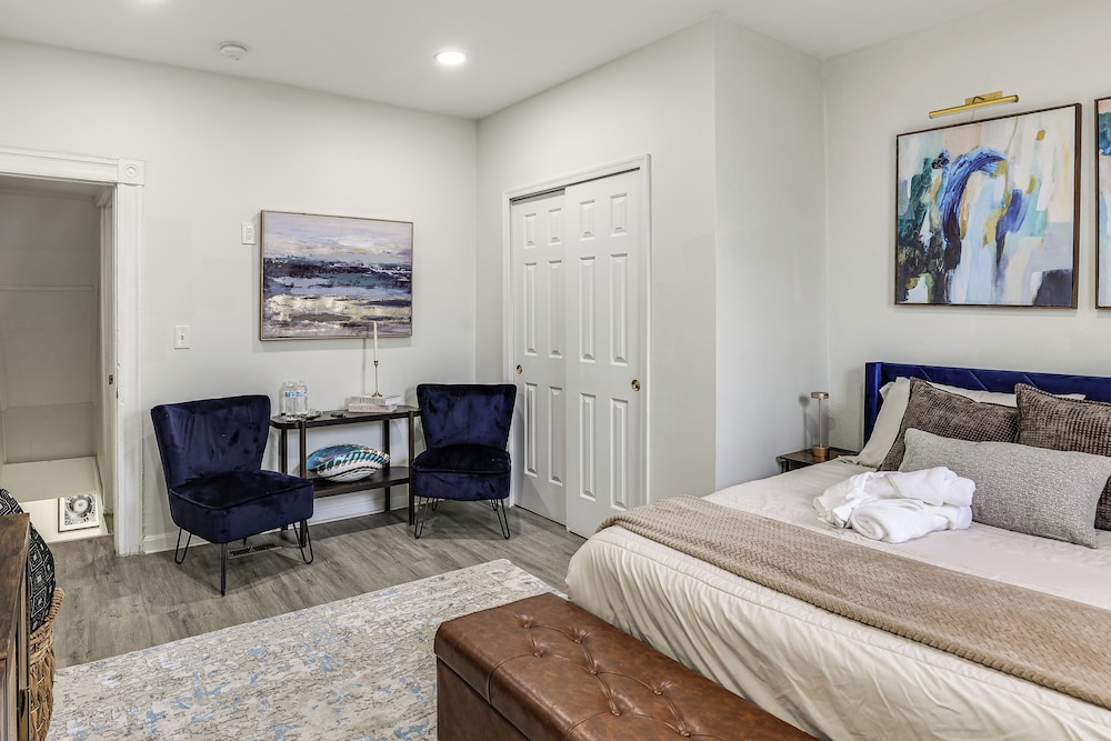 Walk to Patterson Park! Pet-friendly Townhome