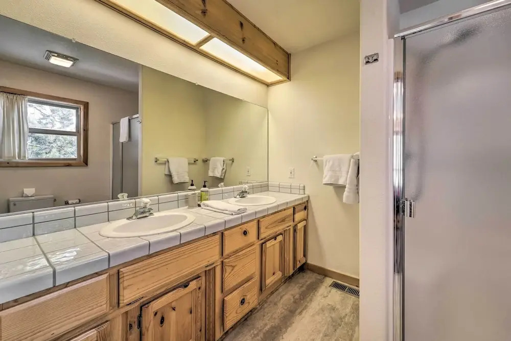 < 8 Mi to Donner Lake: Home w/ Deck + Balcony!
