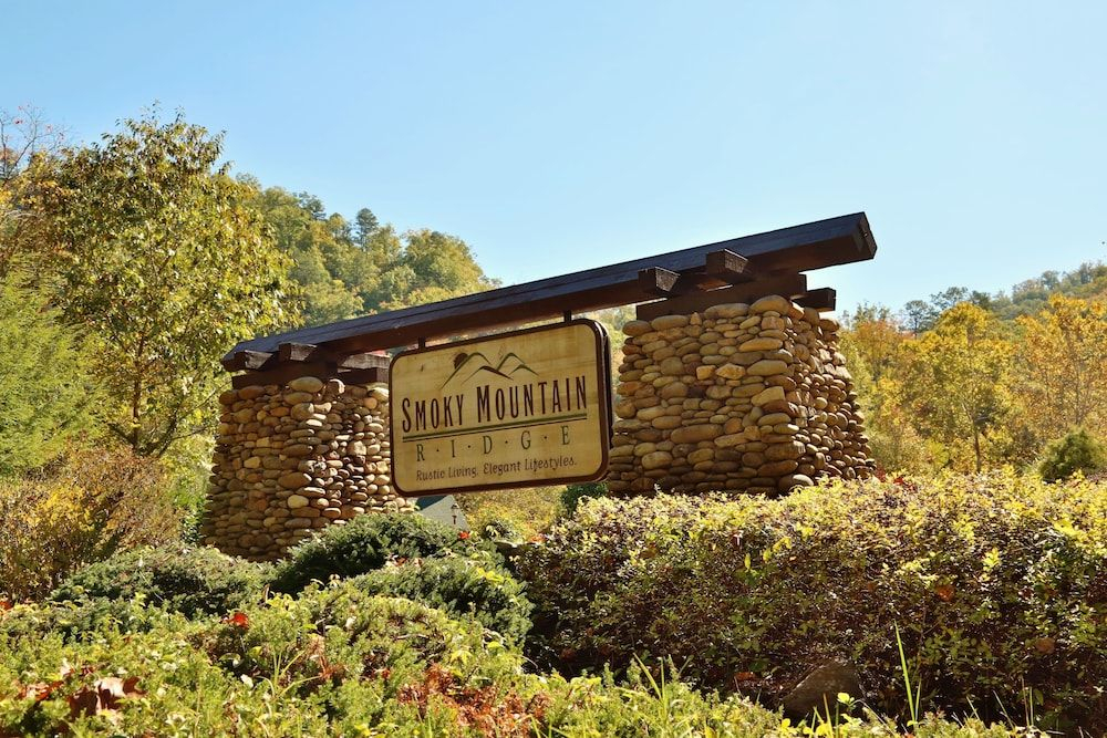 Smoky Cascades 1 Br cabin by RedAwning