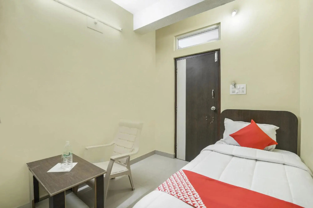 Oyo 36425 Sri Sai Residency