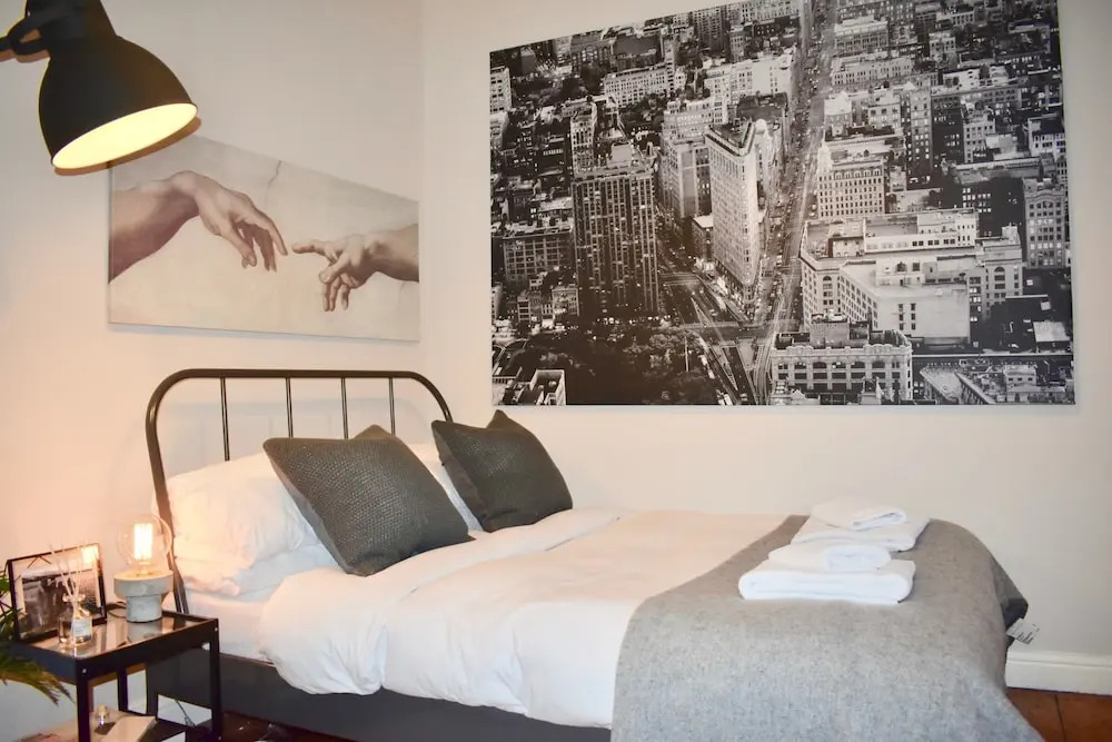 Stylish 2 Bedroom Georgian Apartment in City Centre