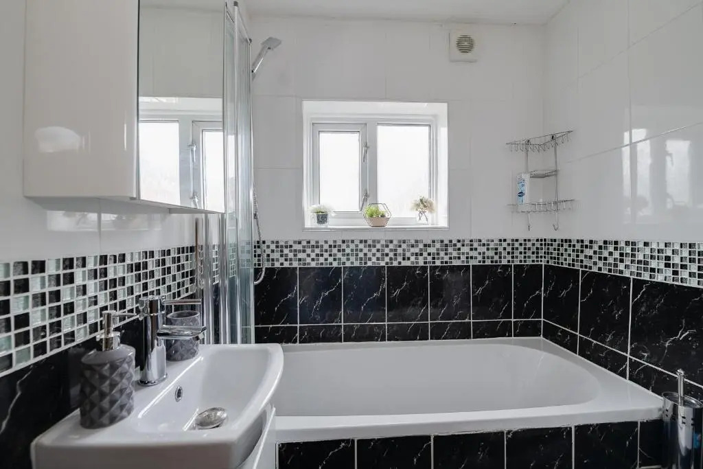 Cosy Contractor & Family House with Free Parking by ComfyWorkers