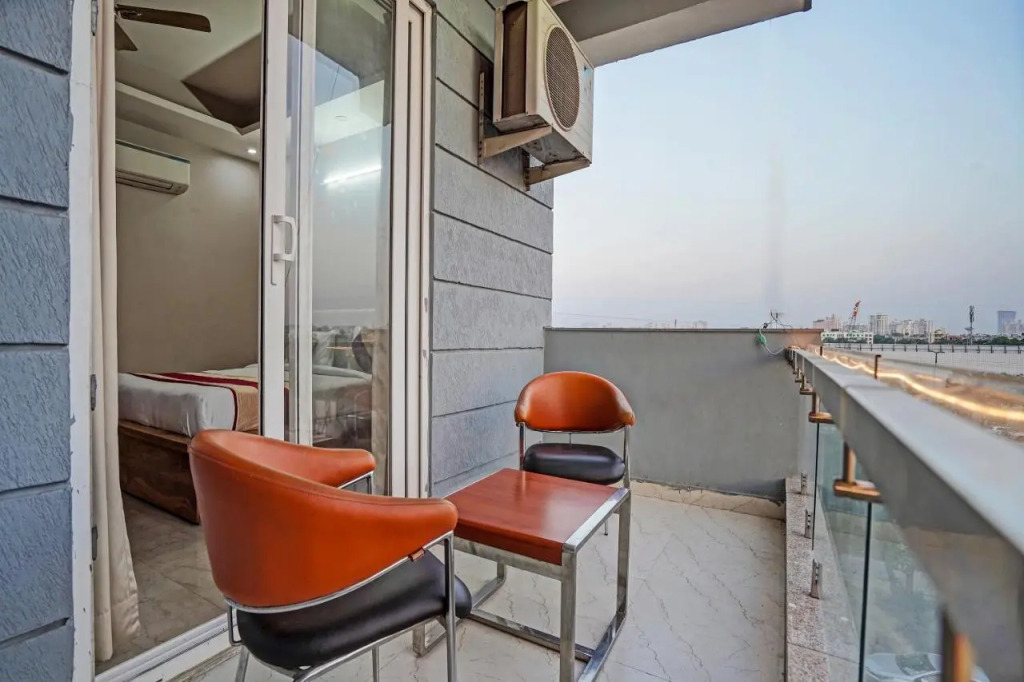 Serviced Apartment near Medanta by BedChambers