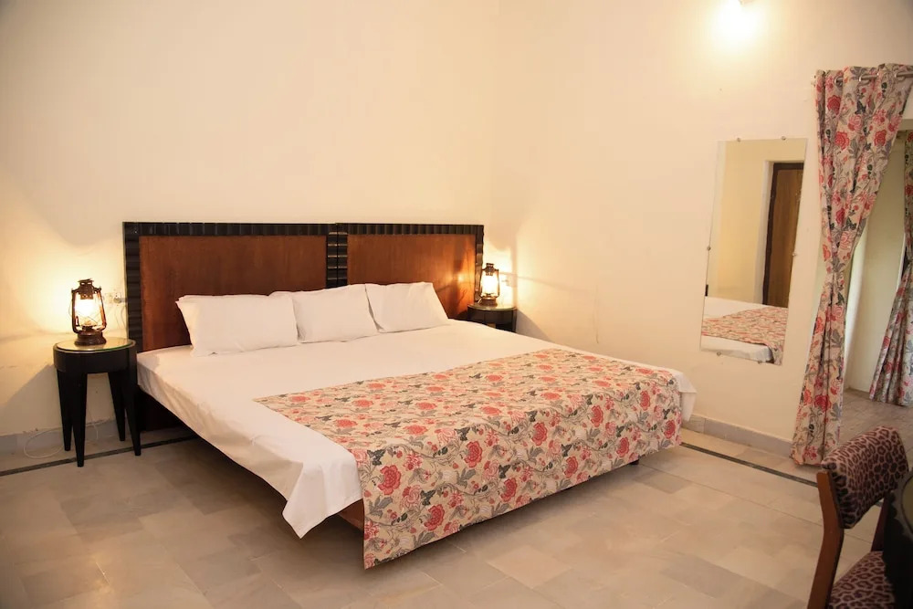 Shivika Lake Hotel