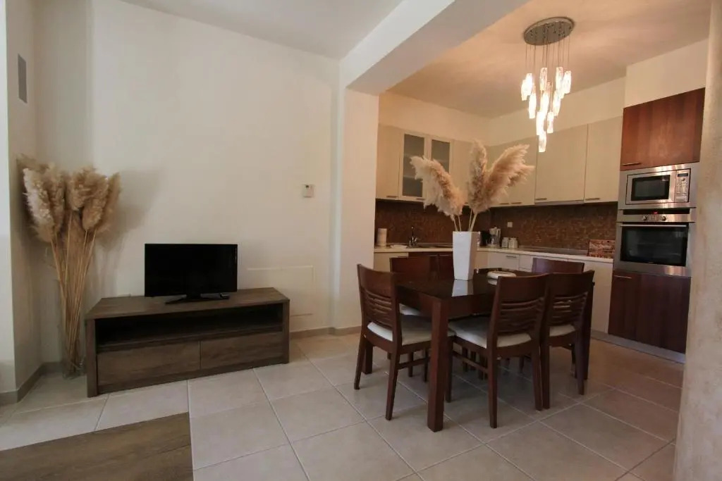 Shemesh Gardens House