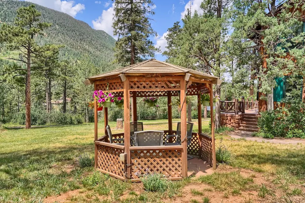 Pikes Peak Guest Cabin at Rocky Mountain Lodge