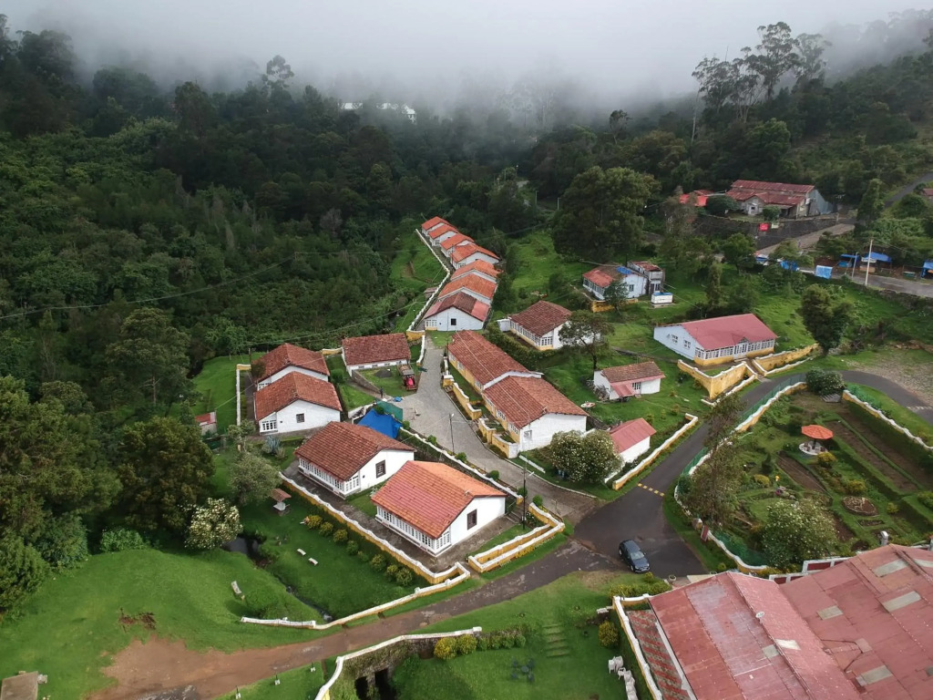 OYO Premium Golf Club Road