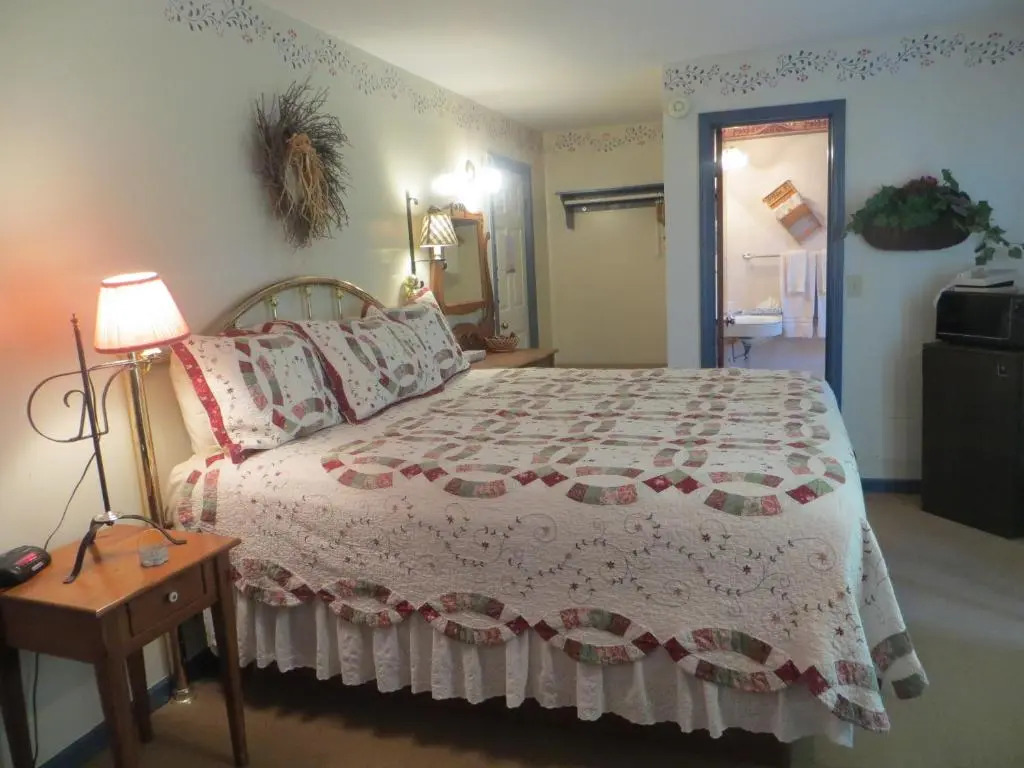 Snyders Shoreline Inn