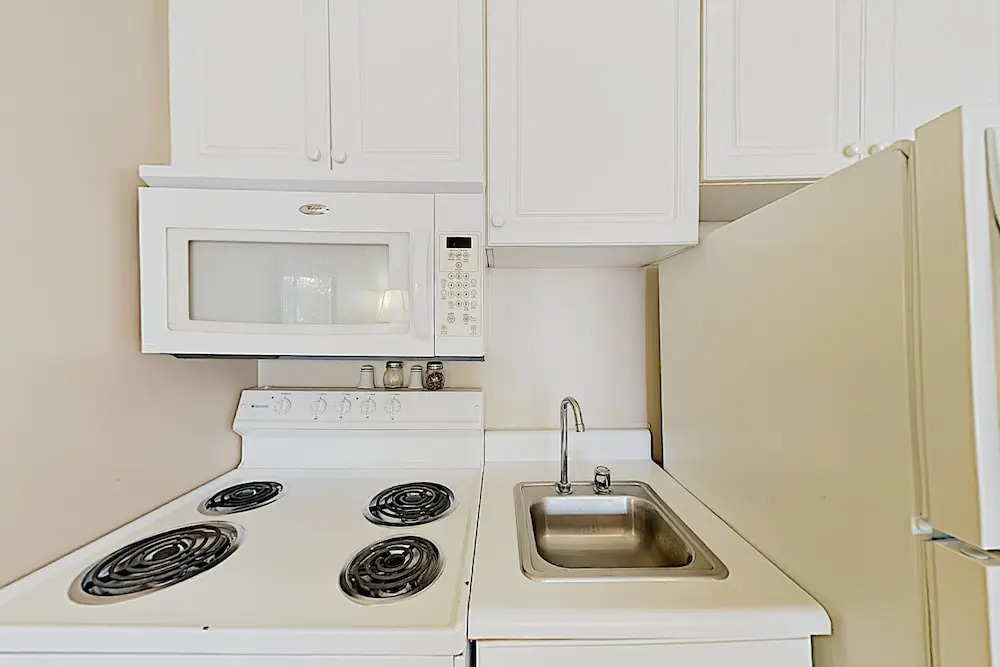 New Listing! Lovely River-view W/ Balcony 1 Bedroom Condo