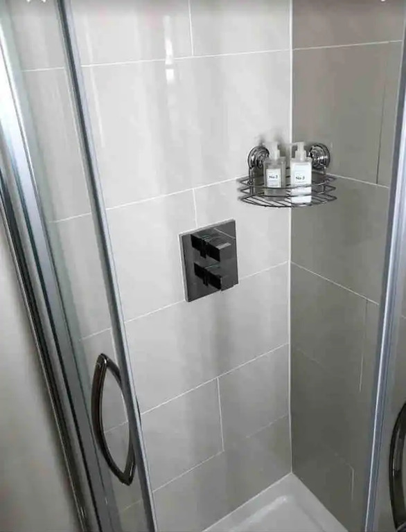 2Bed-sleeps 4-parking-superfast wifi