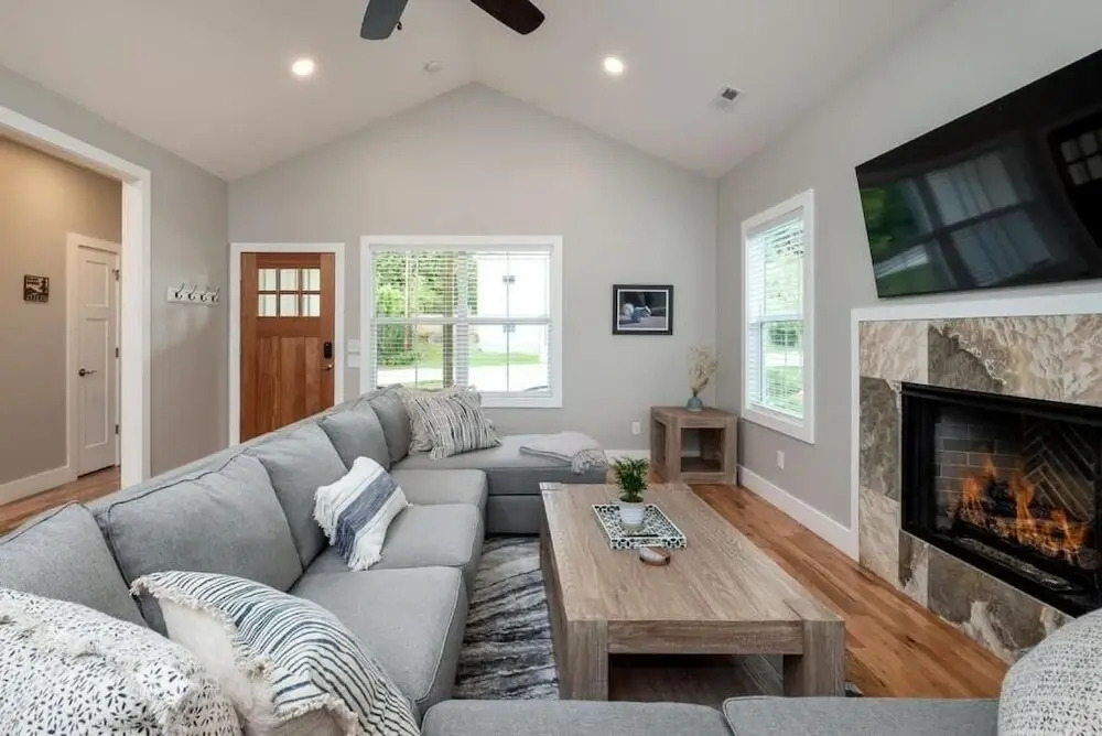 Walkable Downtown 5BR - Hot Tub and Resort Access