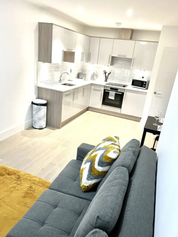 Luxurious MK City apartment- walk to train station