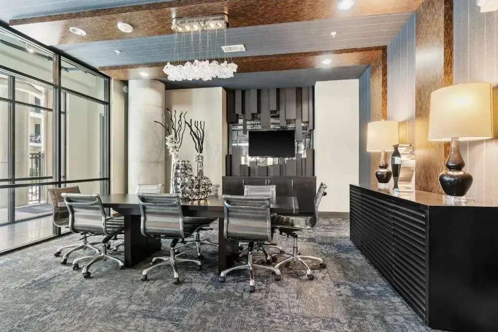 Luxurious - King Sized BED - MED Center Fully Equipped Condo