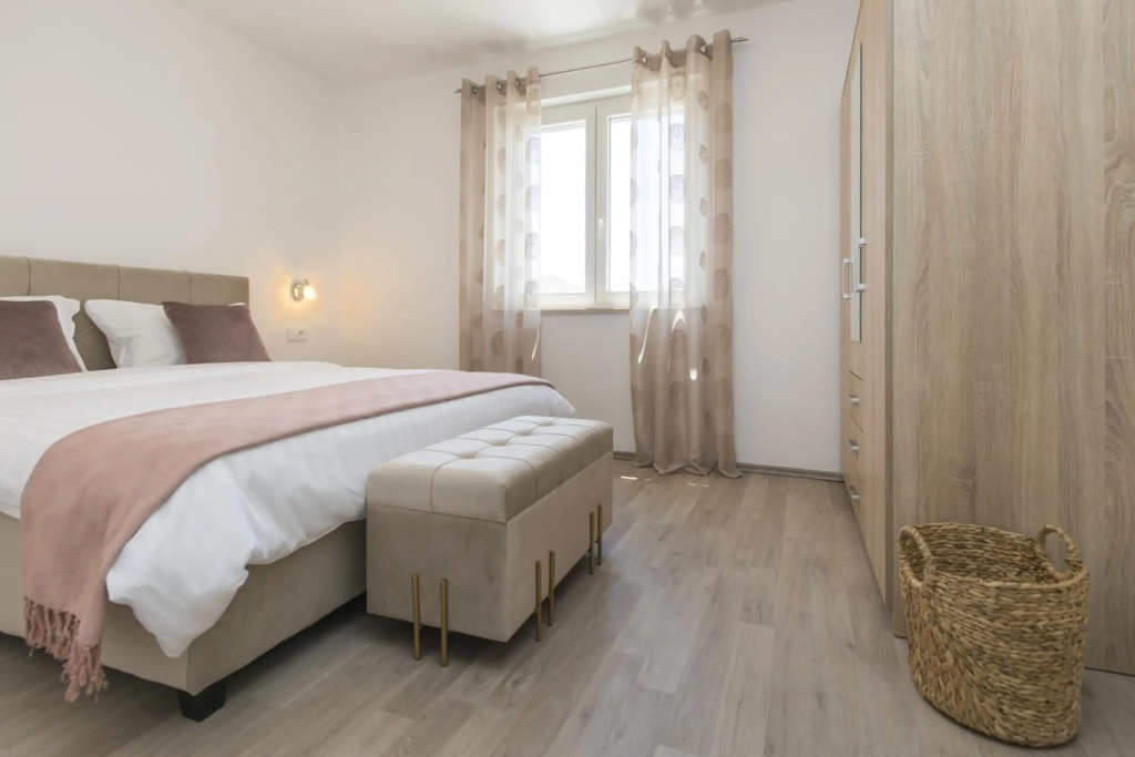 Apartment Mirna with Swimming Pool