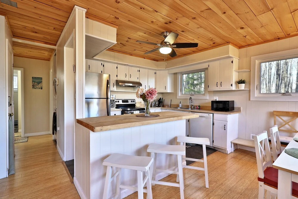 Your Ski Home: Powder Park Place - Upper Level. Close To Killington. Hot Tub. 4 Bedroom Home