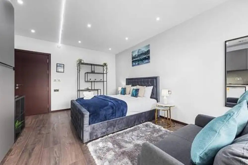 Stylish King Size Bed Studio Near Central London