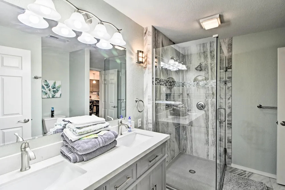 4 Mi to Strip: Cozy Lake-view Retreat in Branson