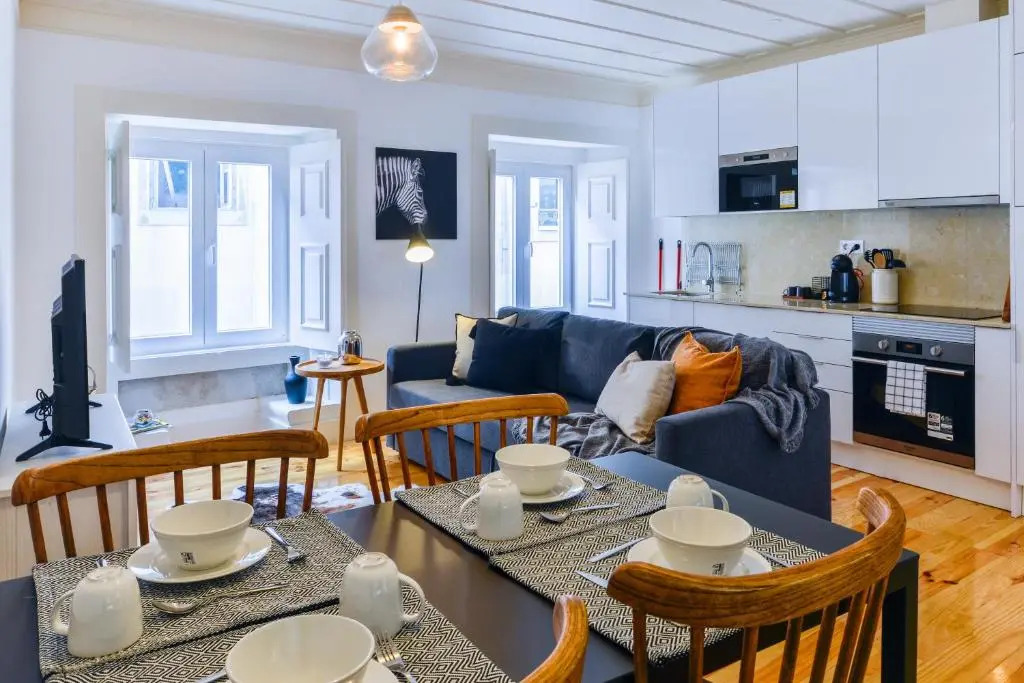 Sunny and Stylish Apartment - 11 min to the center