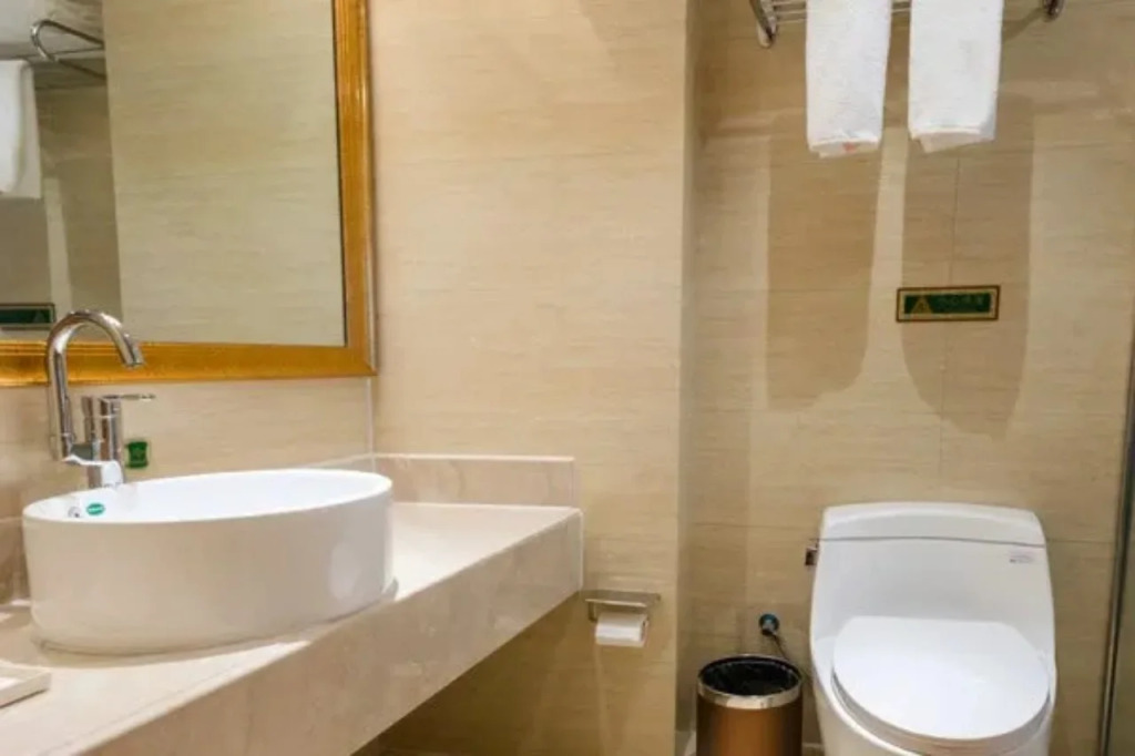 Vienna Hotel (Wuhan Central China Normal University, Huquan Metro Station)