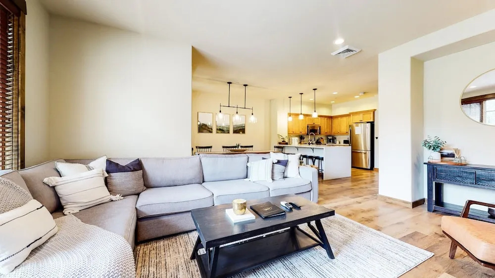 Woodwinds 1265 Luxury Townhouse, Private Hot Tub, 2 Car Garage by RedAwning