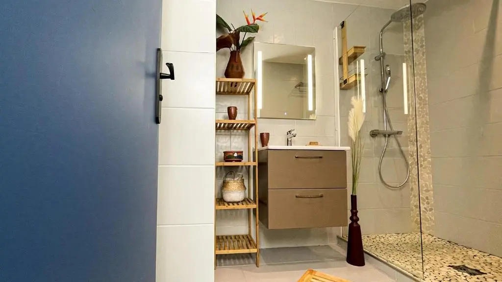 HOMEY MONTAIGNE - New - A 1 min à pied du LAC D'ANNECY - 2 Balcons privés - Appartement avec 2 chambres - Stationnement gratuit toute l'année sauf en été - juin à août