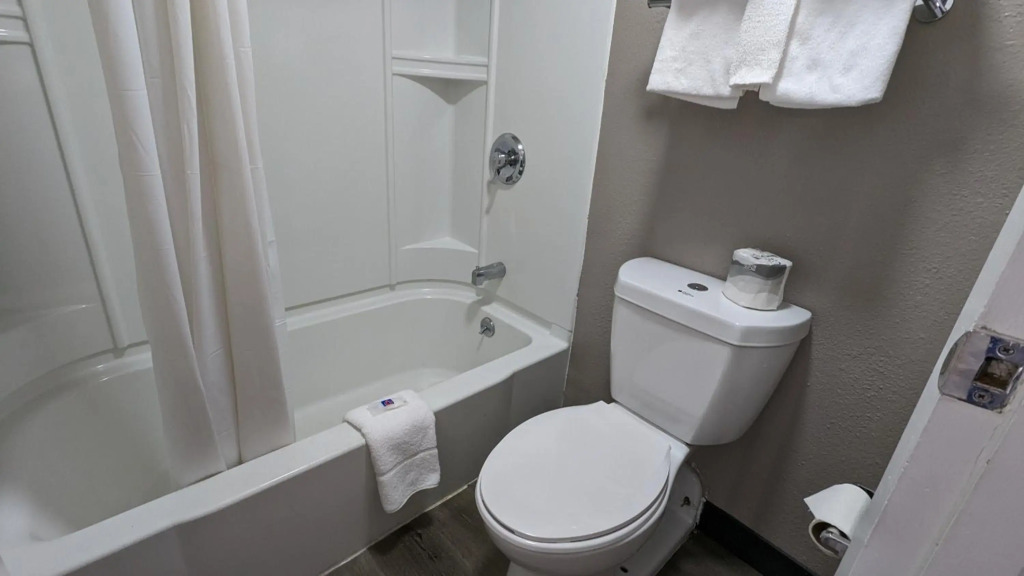 Motel 6 Leominster, MA