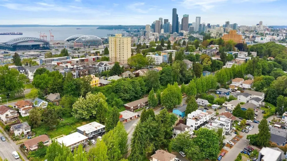 Seattle Cloud 2BR Prime Location