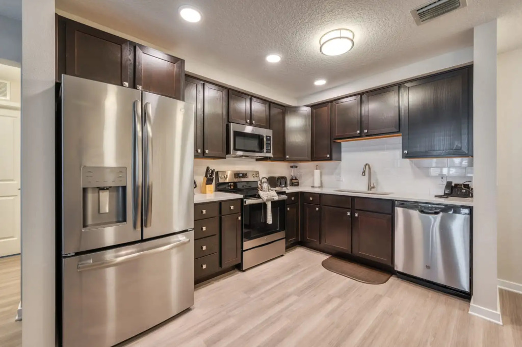 Comfortable home with balcony near Universal Parks