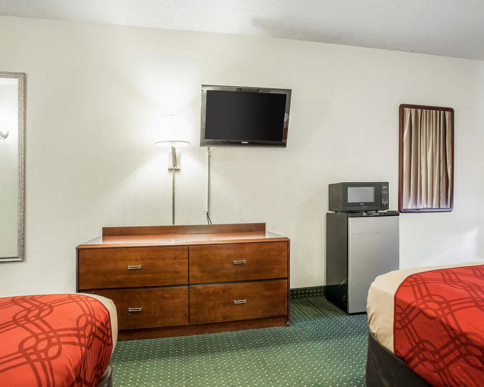 Econo Lodge Inn & Suites Fort Jackson area