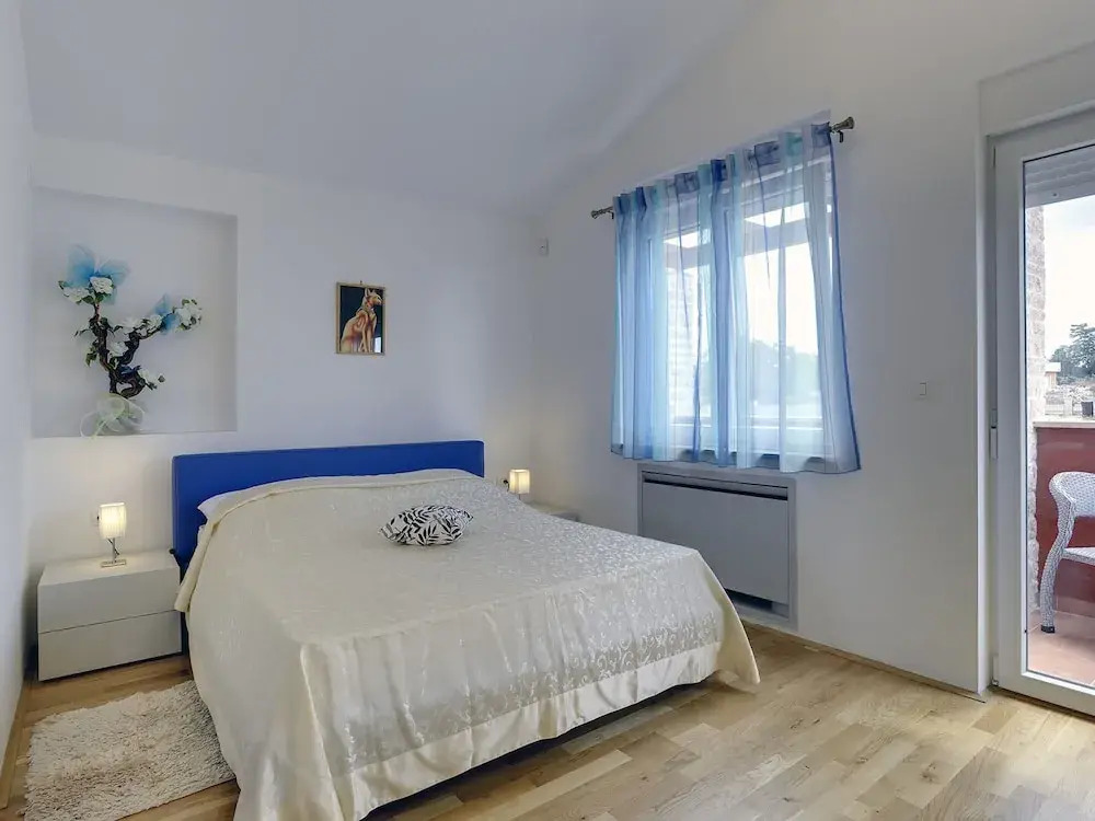 Villa in Bratulici With Pool Near Beach